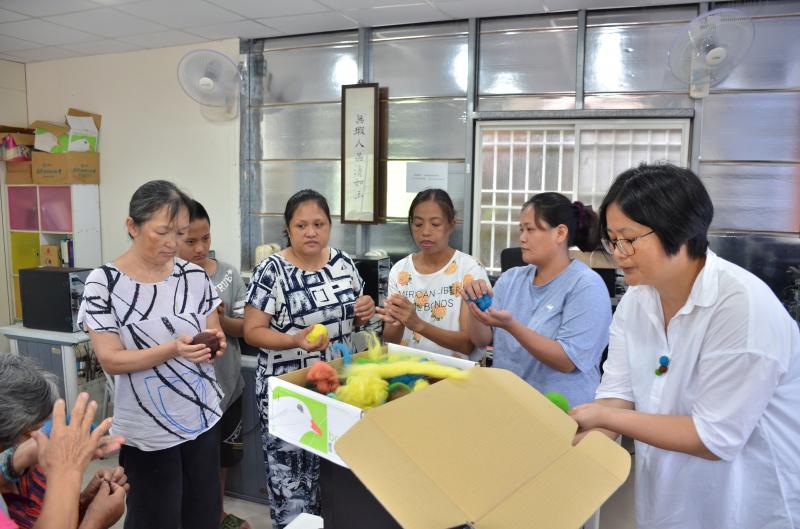 老師帶領學員以現有織帶素材，搭配小五金、羊毛氈球組合鑰匙圈，挑戰實作開發實用藝品