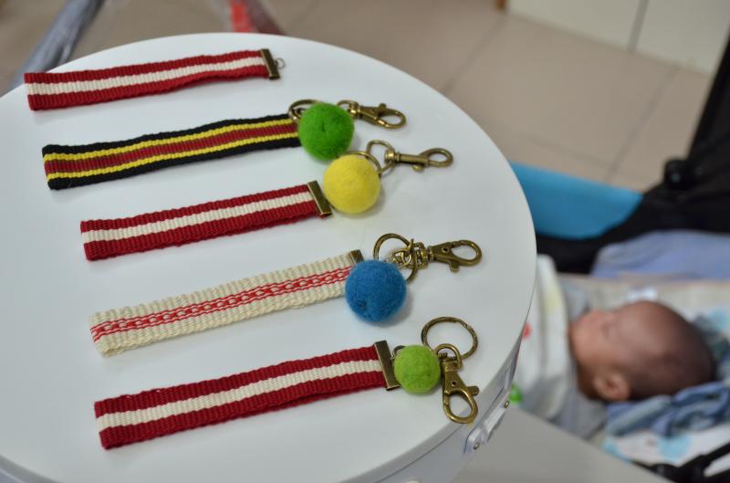 以泰雅語「LAQI／孩子」為命名的羊毛氈與織品吊飾品