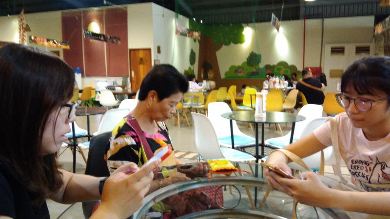 Google 智慧生活 E點通課程，回到室內學員與講師討論操作狀況與問題