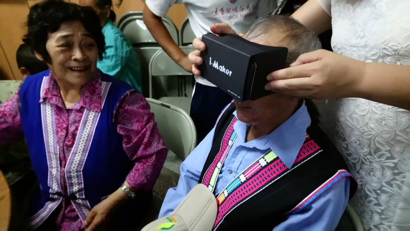 另一組學員則體驗VR頭戴式裝置，沉浸在虛擬世界