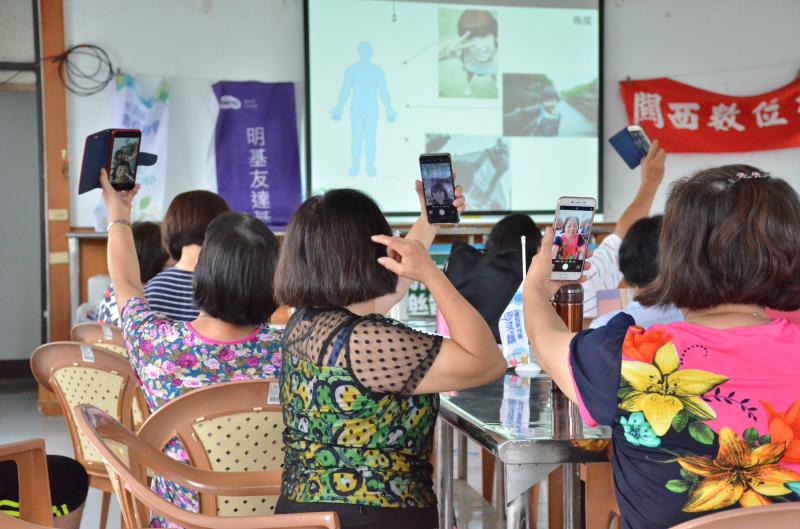 學員們舉起手機練習美拍姿勢