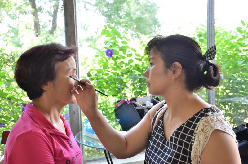 開拍前，一位學員正在幫另一位上妝