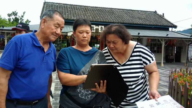 由楊安琪講師帶領學員們認識應用資訊工具結合休閒旅遊景點規劃與設計，建立行動導覽、旅遊行程及導覽解說應用。