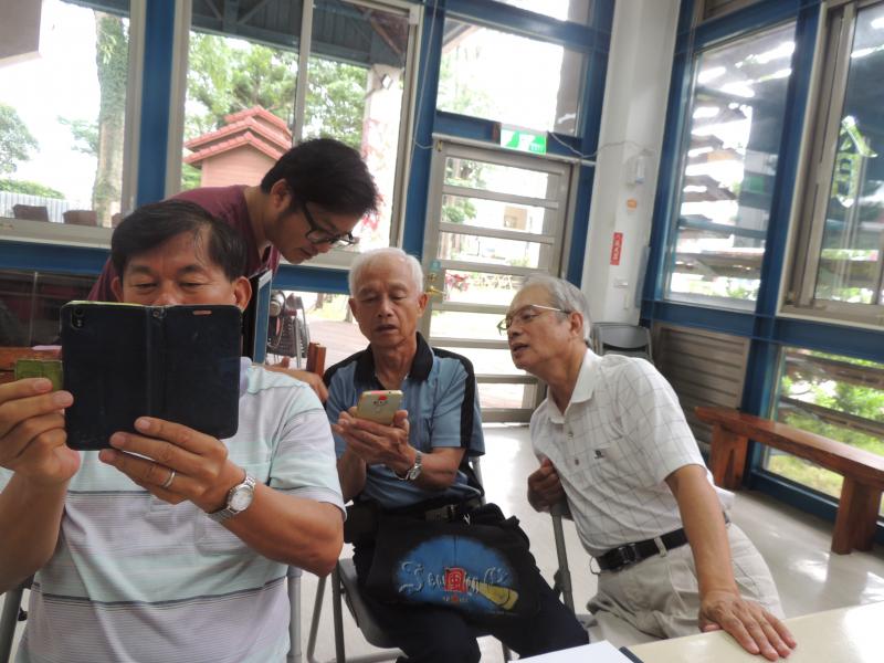 學員利用手機臉書作直播操作情況