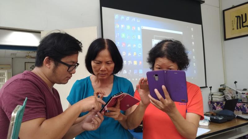 老師教導學員操作練習情況