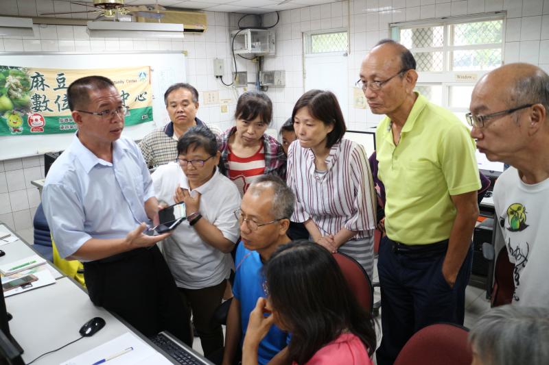 今年又比去年的網頁建構多了手機操作，更便利