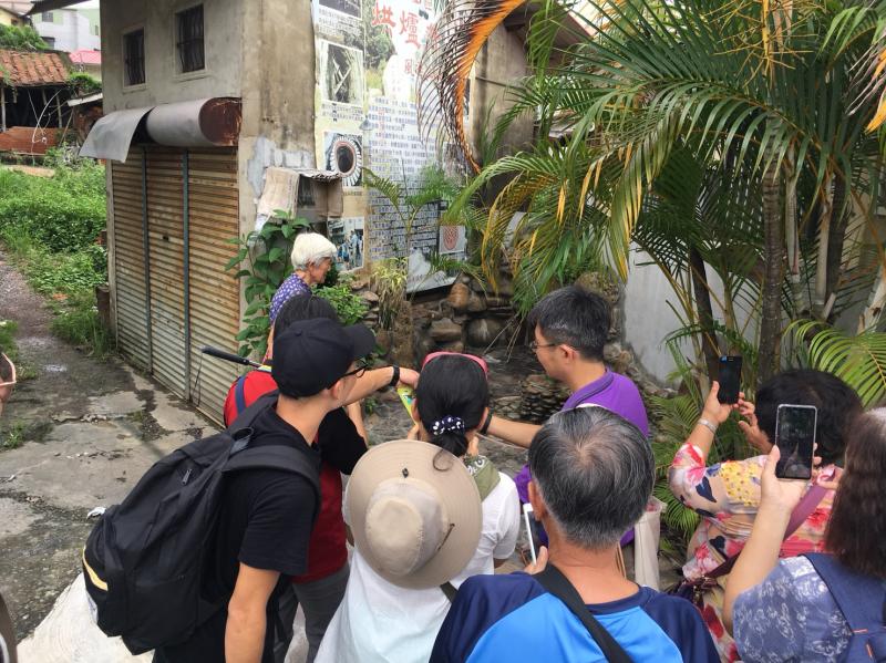 認真聽講導覽的畫面