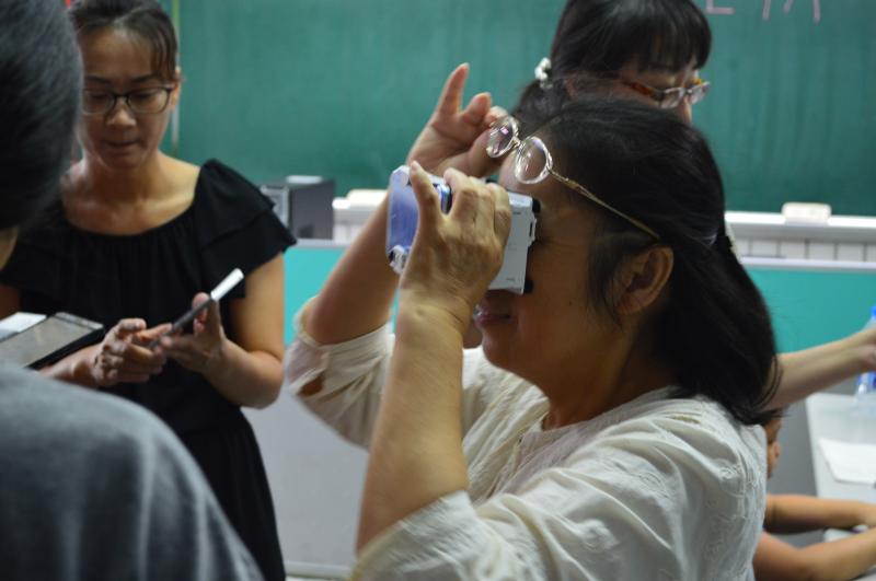學員正在體驗VR眼鏡