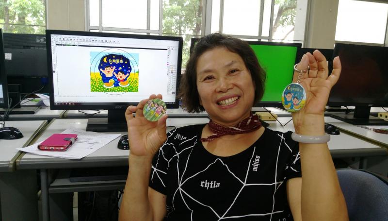 學員快樂的拿到自己設計的成品