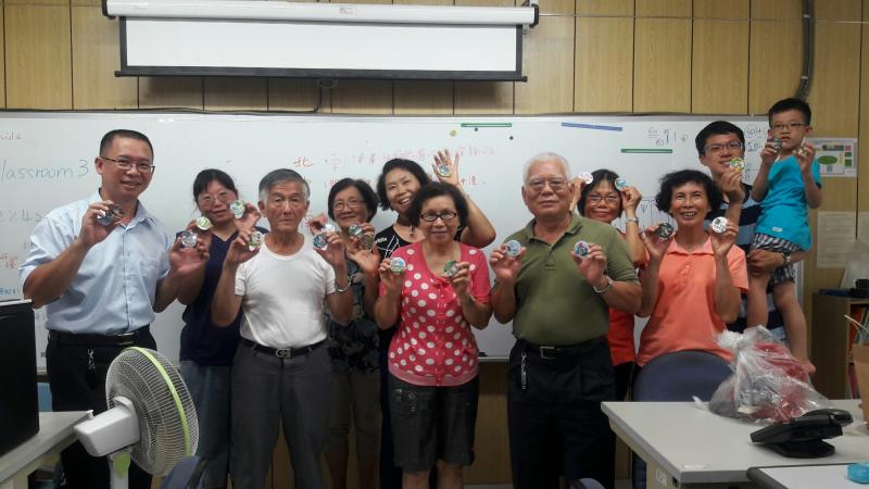 與徽章來個大合照~耶一!