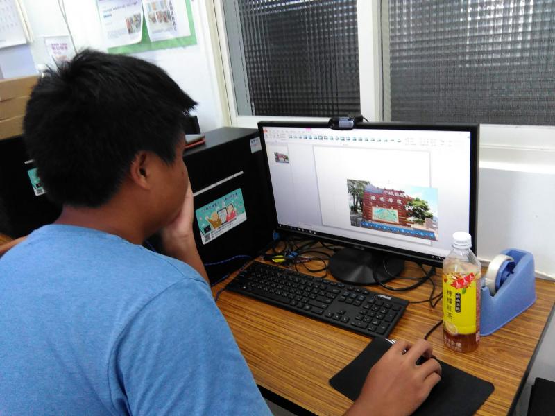 學員正在製作導覽行程表。
