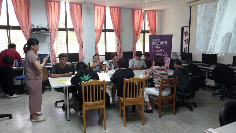 回到兩小時前，大家還在教室學習如何使用電子支付的APP