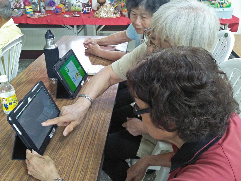 平板電腦在生活上之應用-新富里專班-封面照