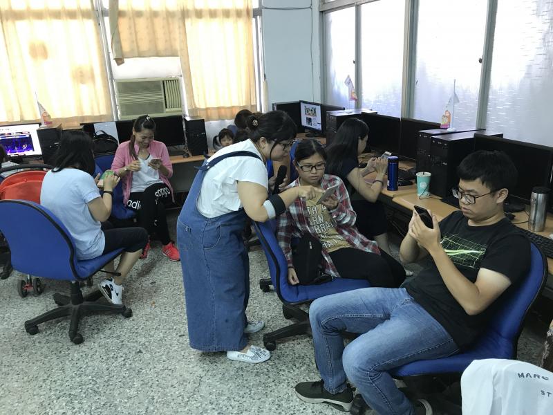 老師逐一引導學員設計自己的貼圖