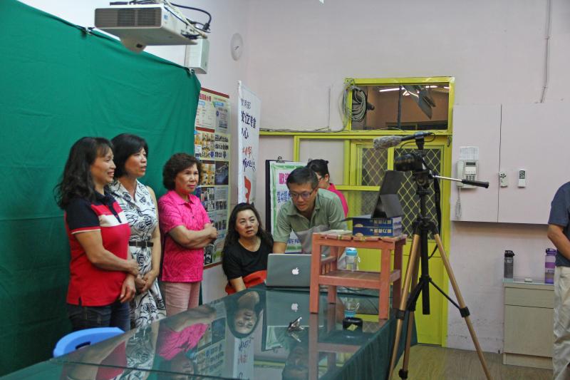 公民新聞室內主播簡易攝影棚佈置完成，準備開始主播錄製。