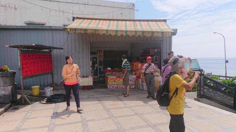 學員與講師走到戶外實地拍攝