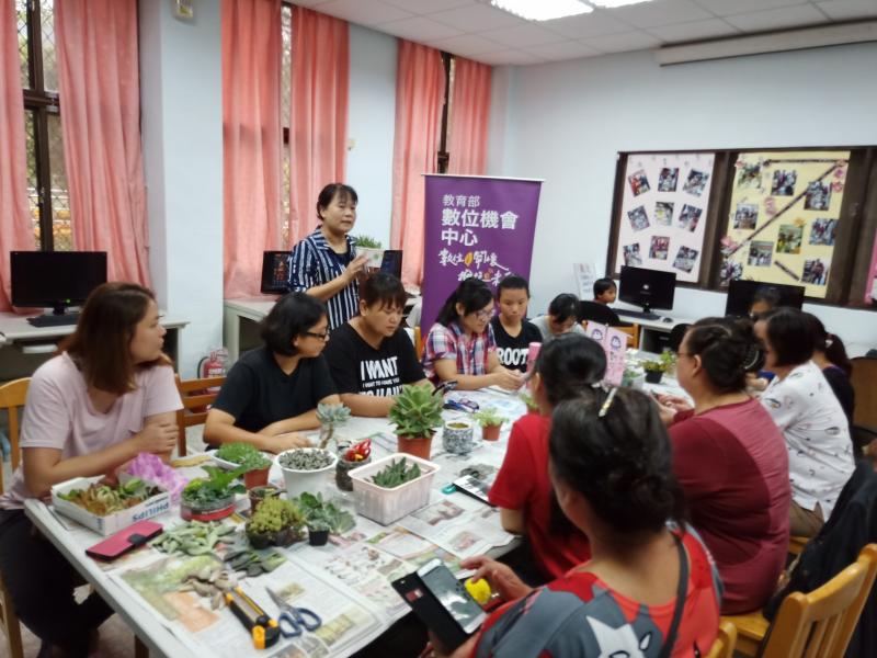 學員使用平板練習基本操作，然後老師講解拍照修圖功能