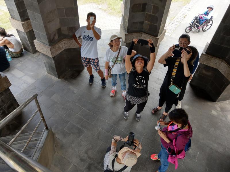 講師帶領大家走到戶外拍攝
