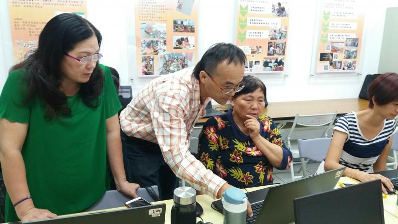沈志惠老師指導學員操作繪圖軟體