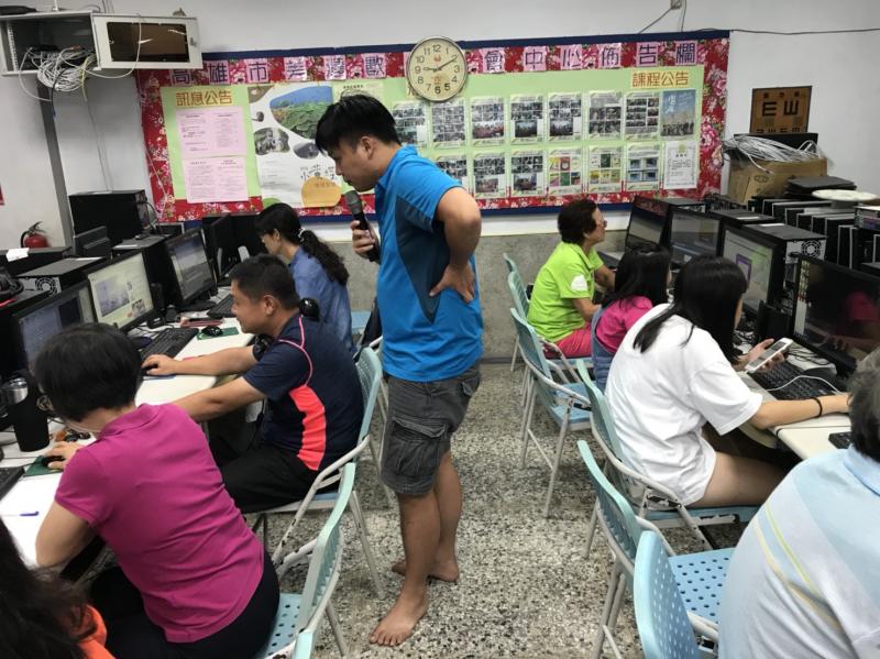 講師指導學員如何剪輯軟體製作字幕與卡拉OK字幕製作