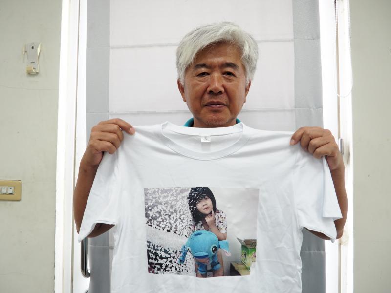 學員製作專屬的熱轉印T恤，印上自己心愛的孫女照喔