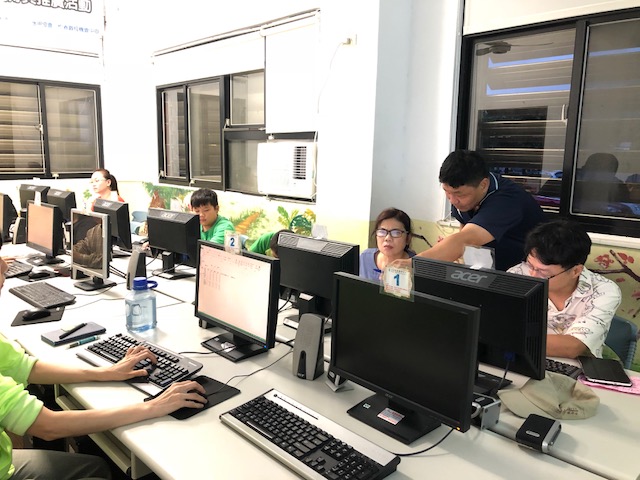 學員操作遇上問題，老師在一旁解說