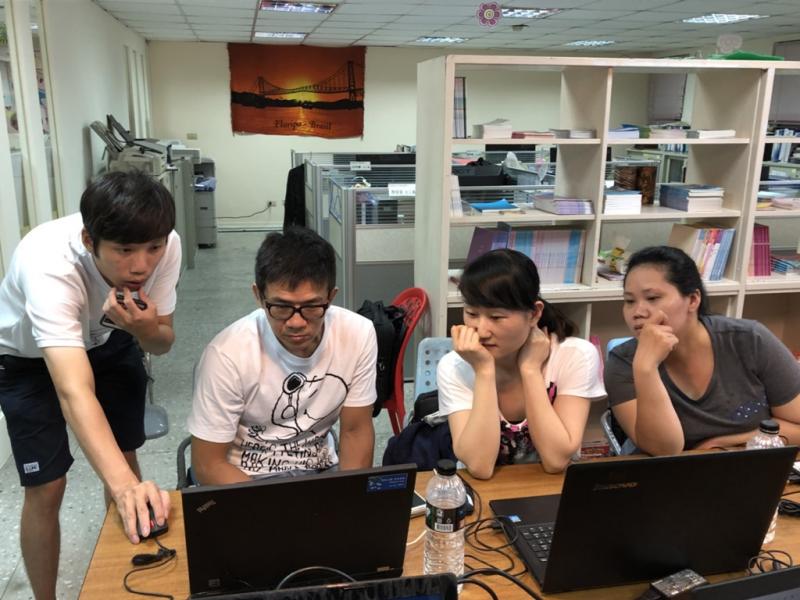 老師指導學員操作