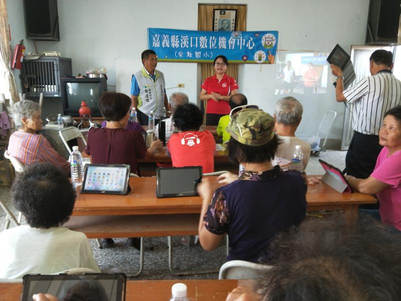 溪北村溝明新駐點，校長、村長到場鼓勵學員。
