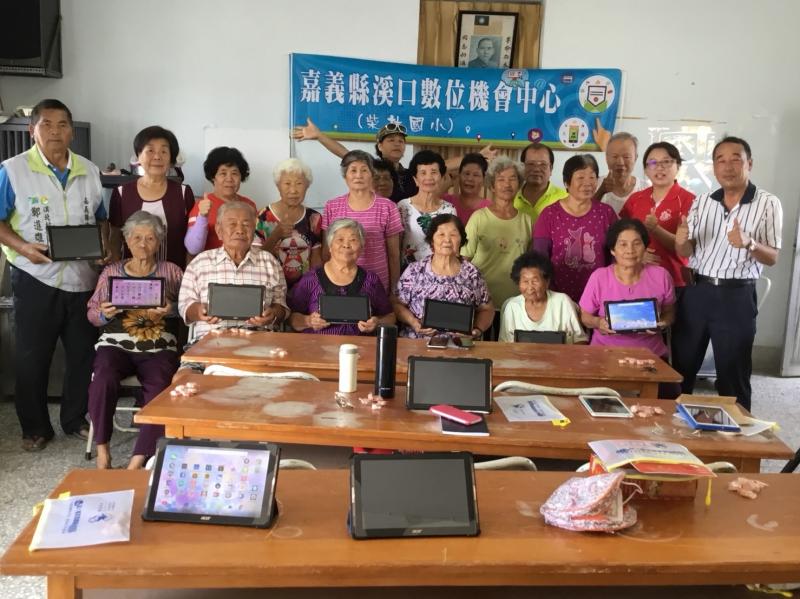 校長、村長、老師和學員合照