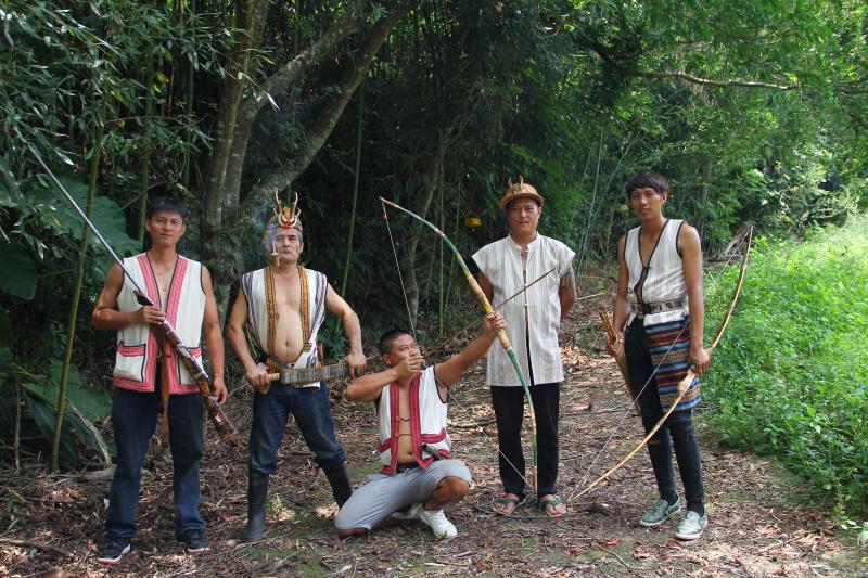 山林狩獵課程結束，部落勇士們一起合影拍照，展示打獵工具，獵槍、蕃刀、弓箭等，留下美麗的記錄。