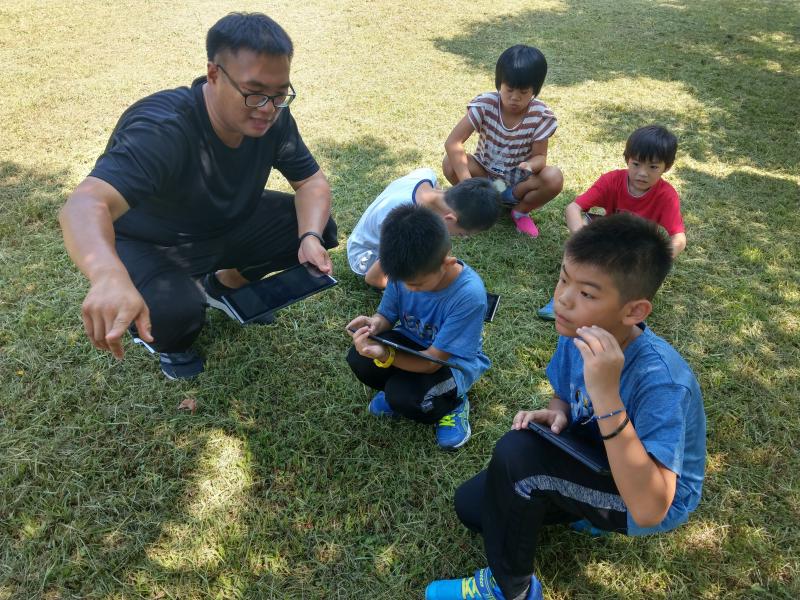 講師與學員在戶外同遊