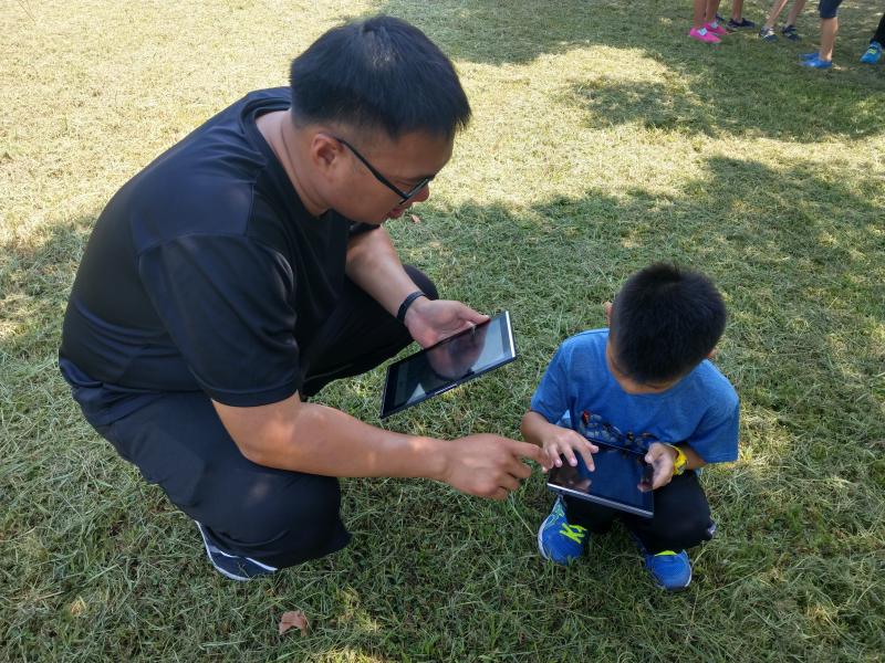 講師指導學員操作平板