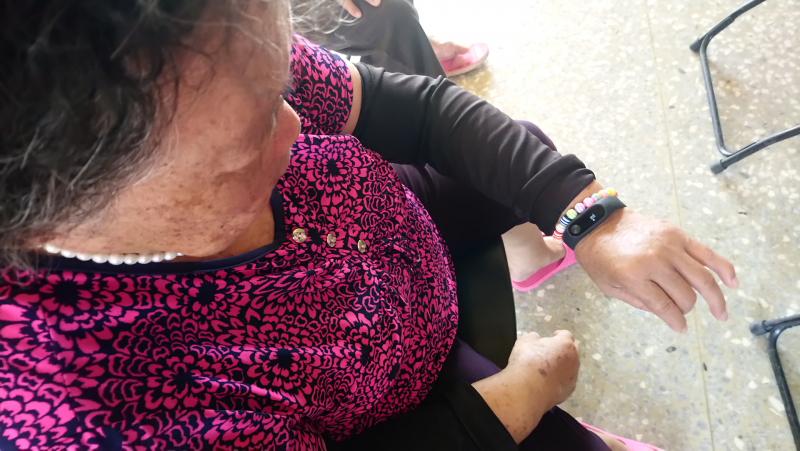 長輩體驗手環的心跳功能