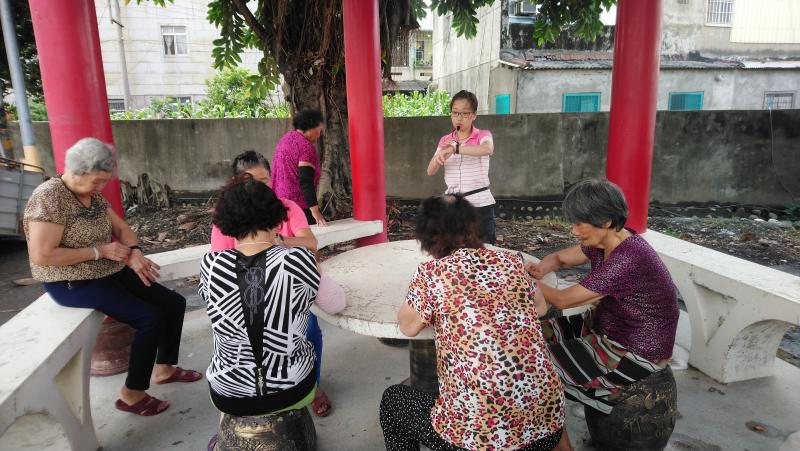 講師指導長輩觀看手環布數