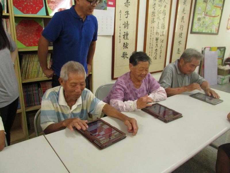 三位學員在使用動腦小遊戲互相競賽。