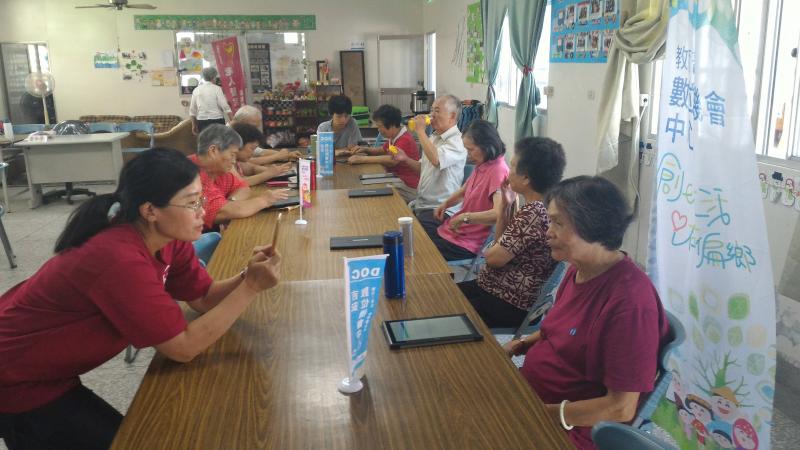 學員學習平板的操作與照相功能。