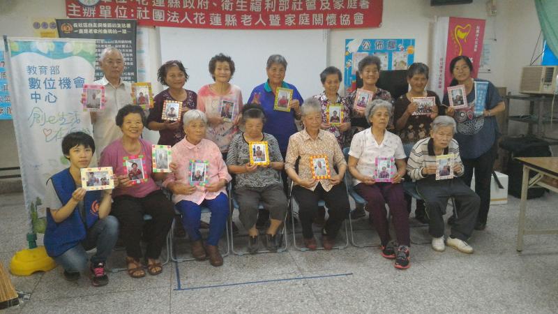 學員運用平板拍照經APP修圖後的大合照留念。