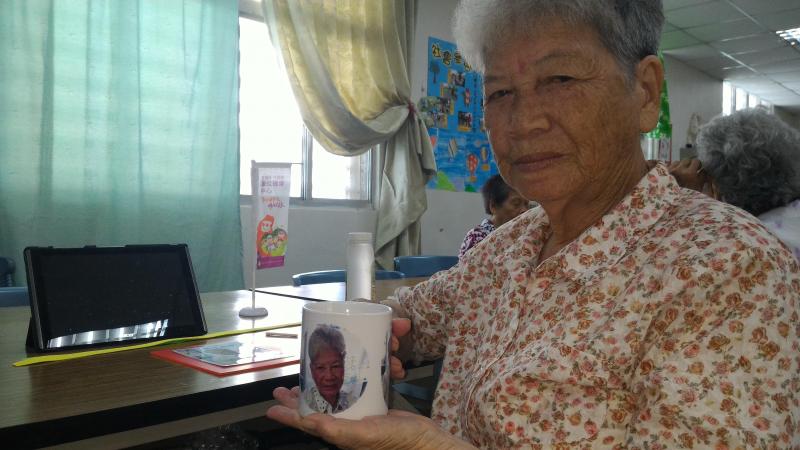 學員與水轉印的成品馬克杯合照。