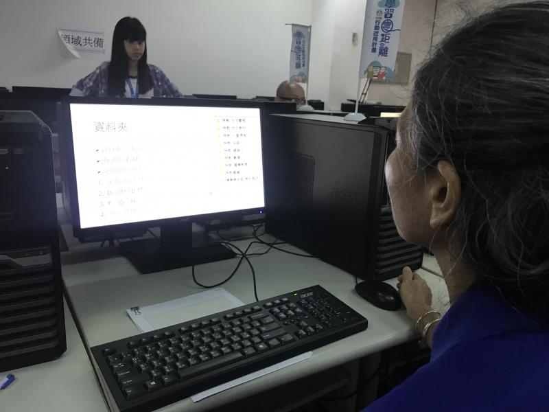 本次學習了解電腦基本配備輸出輸入與主機裡面CUP中央處理器，和儲存裝置記憶卡印蝶USB 光碟…等