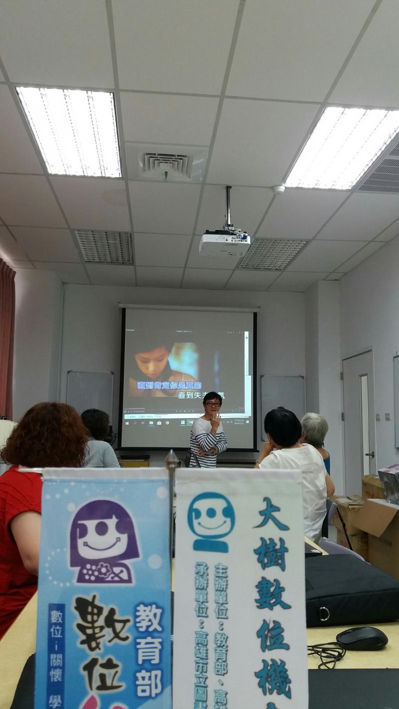 同學正在認真聽著老師上課中