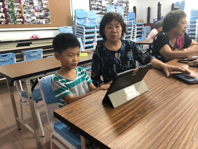 阿嬤與孫子一同快樂學習平板電腦