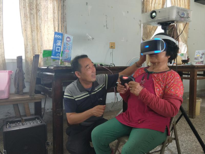 學員VR體驗課程，進入3D虛擬實境