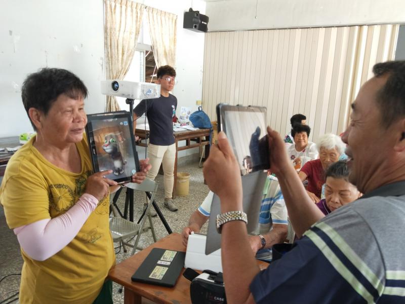 學員要和會說話的貓合影後，準備製作手提袋