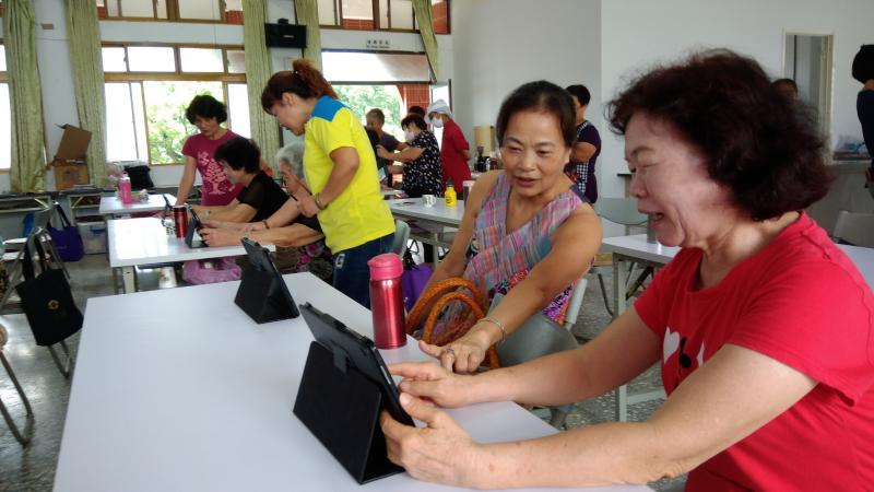 奇幻變臉秀課程，學員們學習使用平板電腦自拍