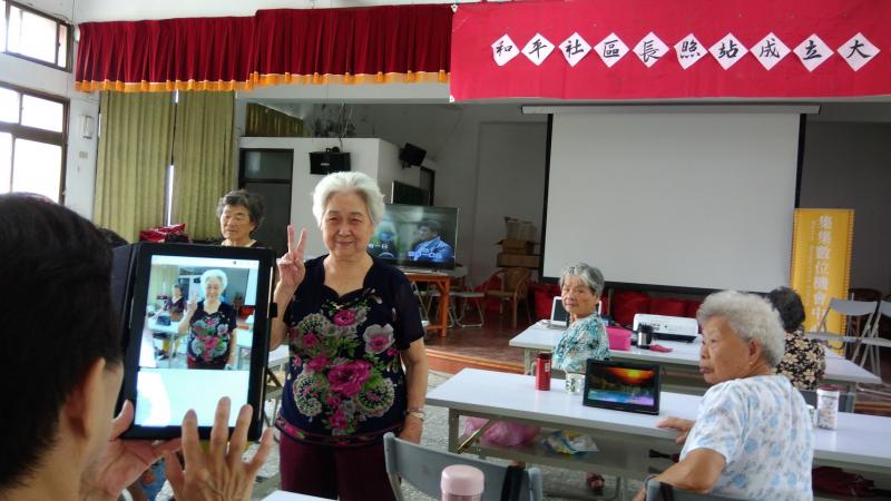 奇幻變臉秀課程，學員們使用平板互相練習拍照