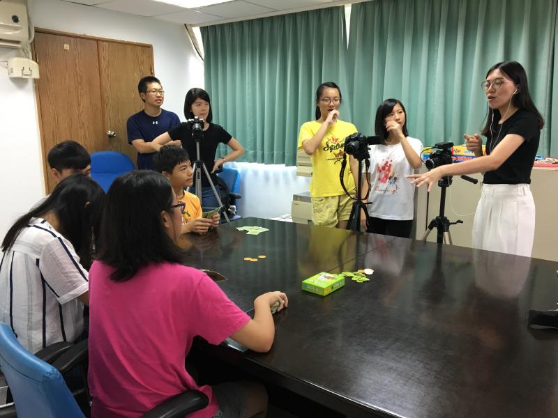 學員認真觀看老師操作