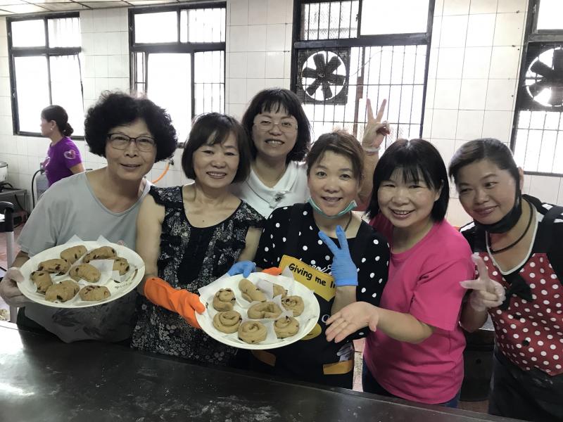 學員與美食拍照