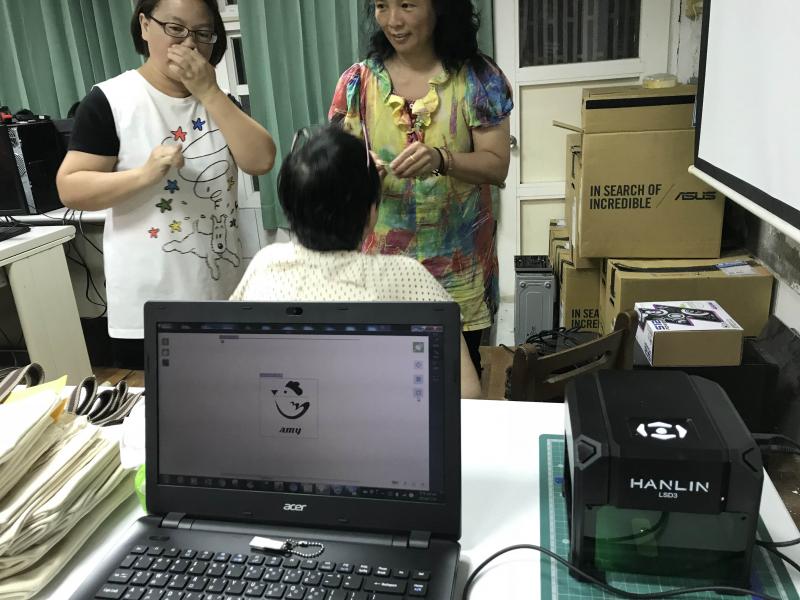 將設計好的作品以鐳雕呈現