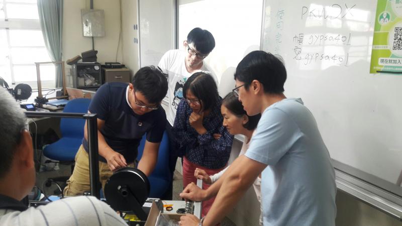 講師和學員們近距離介紹機台與操作模式