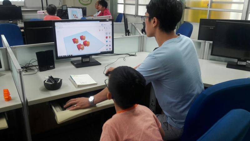 大朋友與小朋友一同來玩3D